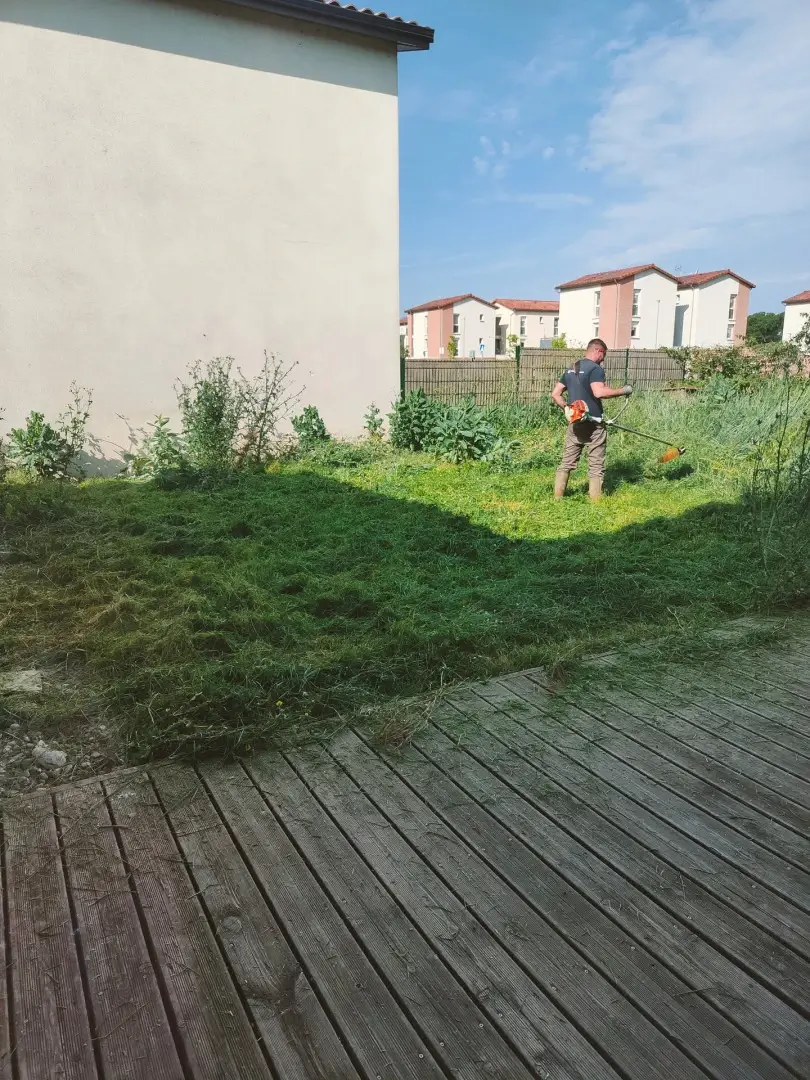 Terrain débroussaillé et nettoyé : ABM-RENOV Tournefeuille